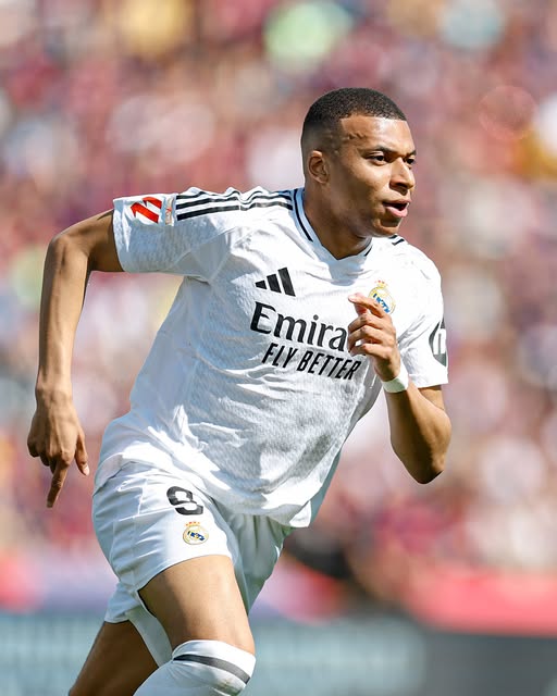 Retrato profesional de Kylian Mbappé con el uniforme del Real Madrid